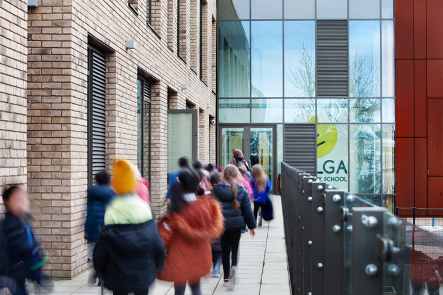 school kids walking into entrance