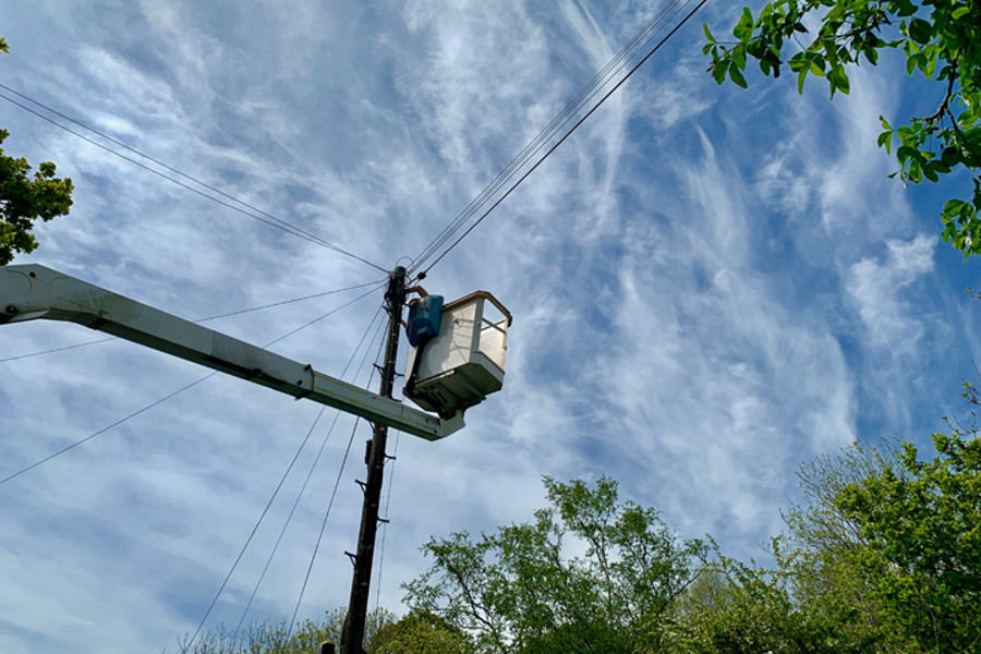 Airband mast at distance