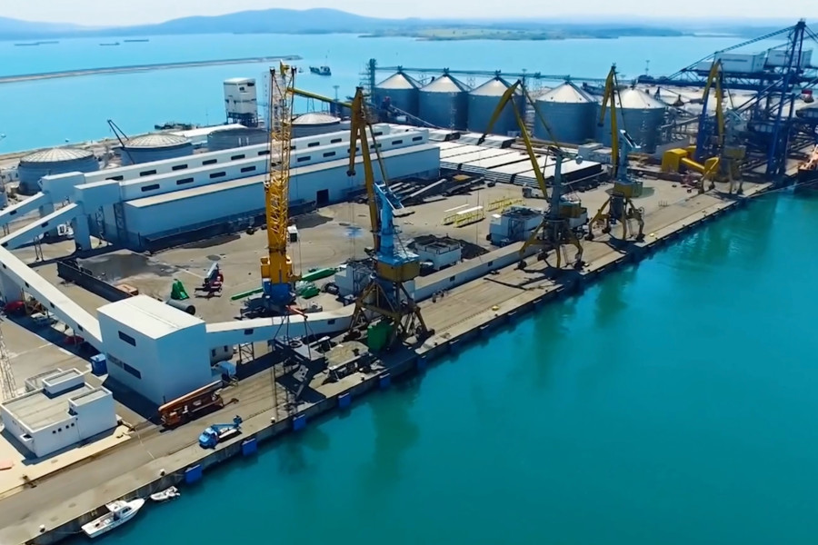 port and site next to port